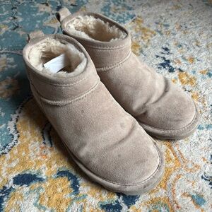 BearPaw Super Shorty Beige Pull On Water Resistant Ankle Bootie Women's 9